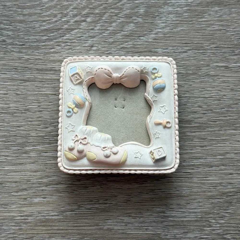 Vintage Baby Girl‎ Nursery Mini 3D Picture Frame Pink Resin Bow Booties 1.5x1.5